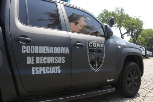 Imagem colorida, PCERJ fecha fábrica clandestina de cigarros e resgata 17 paraguaios - Metrópoles