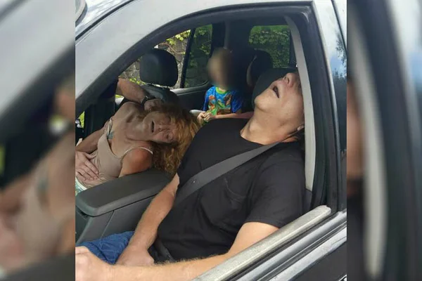 Pais têm overdose em carro com o filho de 4 anos no banco de trás