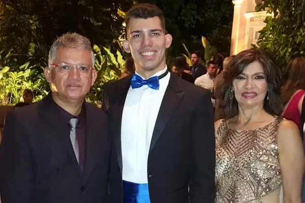 Imagem colorida do médico Denirson Paes, o filho mais velho, Danilo, e a esposa, Jussara - Metrópoles