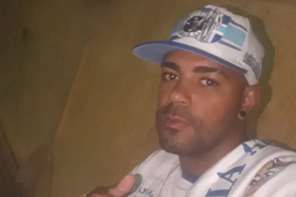 Imagem colorida de homem morto em emboscada. Metrópoles