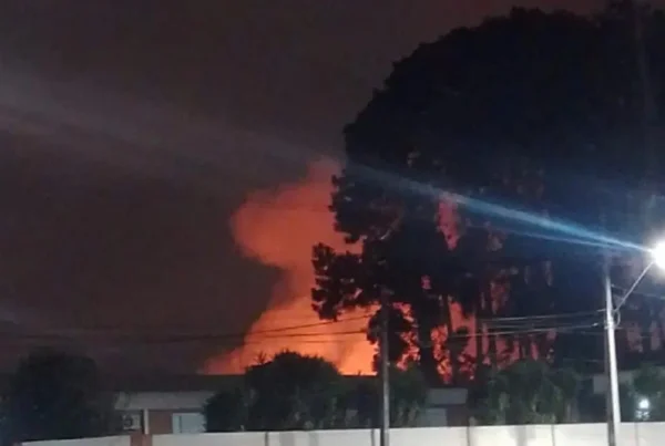 Incêndio atinge galpões de eletrodomésticos em Pinhais