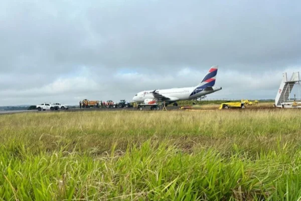 Imagem colorida de um avião
