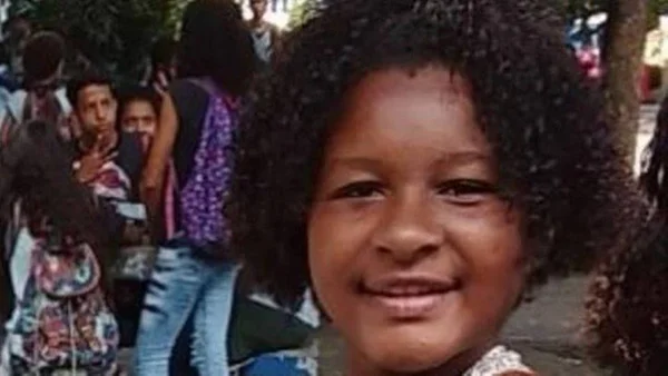 Menina ganha pirulito de mulher em trem e morre logo depois