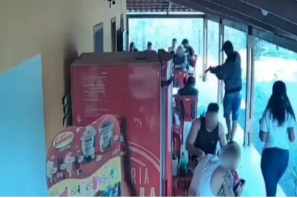 Trecho do vídeo em que o suspeito aponta arma para vítima
