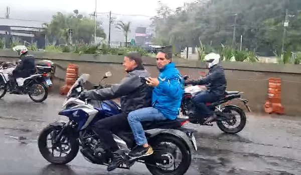 Com chuva e sem capacete, Bolsonaro faz motociata em São Paulo