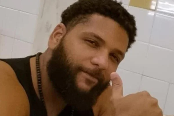 Imagem colorida de Bruno Lima, dando um joia para a câmera. Ele foi baleado em um sequestro de ônibus no Rio de Janeiro - Metrópoles