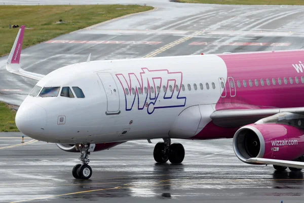Caças israelenses escoltam voo da companhia aérea Wizz Air