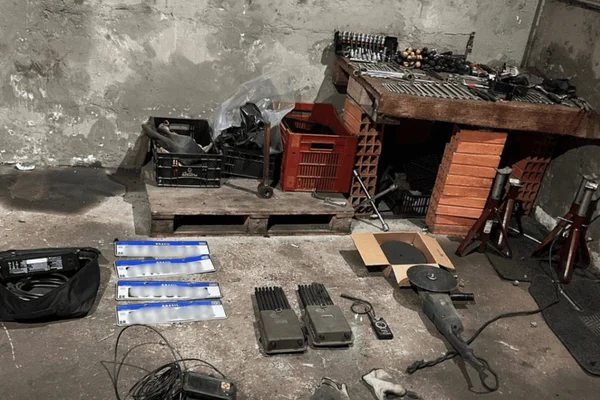 Segundo a PM, o desmanche, localizado na Vila Alpina, era de carros elétricos e de luxo. Adolescente e homem foram detidos no local