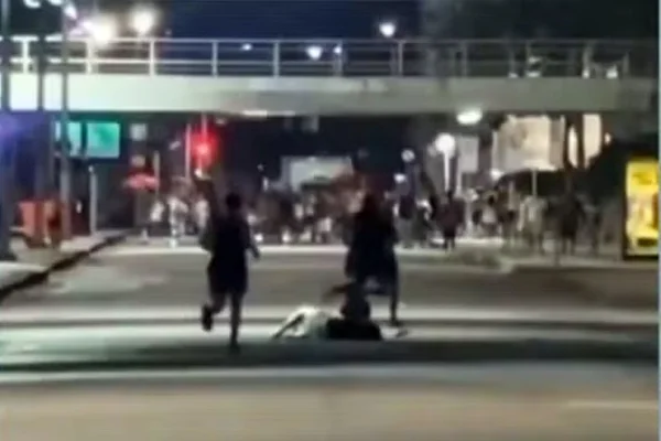 Assaltantes dão rasteira em turista estrageira no Rio - Metrópoles