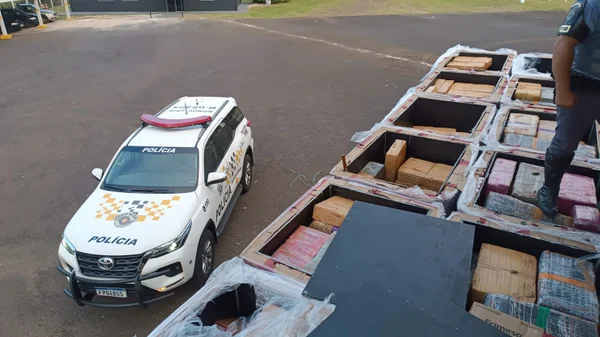 Imagem colorida mostra carro de polícia ao lado de caminhão pego com mais de 4 toneladas de maconha; motorista do caminhão foi preso - Metrópoles