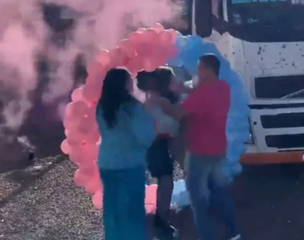 Imagem colorida de momento de chá revelação que deu resultado errado - Metrópoles