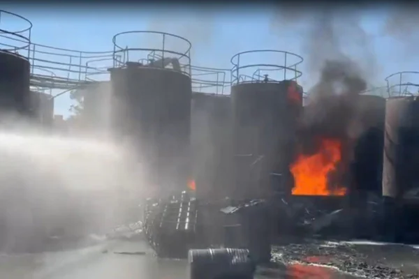Foto colorida de tanques queimados após incêndio de grandes proporções em fábrica de solventes.