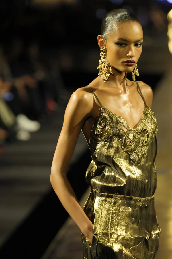 Paris fica dourada para os 10 anos de Vaccarello na Yves Saint Laurent - destaque galeria