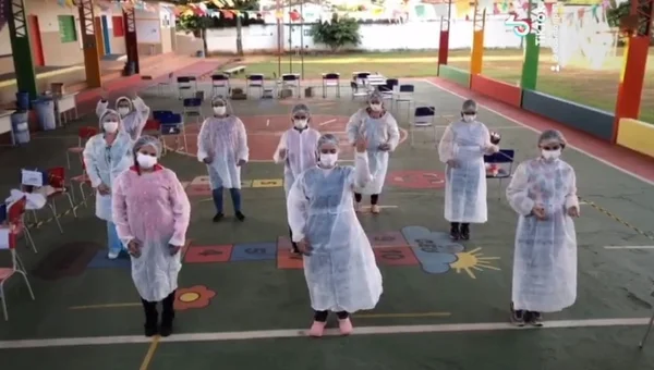 Equipe de saúde faz dancinha temática para o Dia dos Namorados