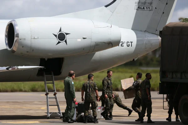 Brasileiros em quarentena começam a deixar base de Anápolis