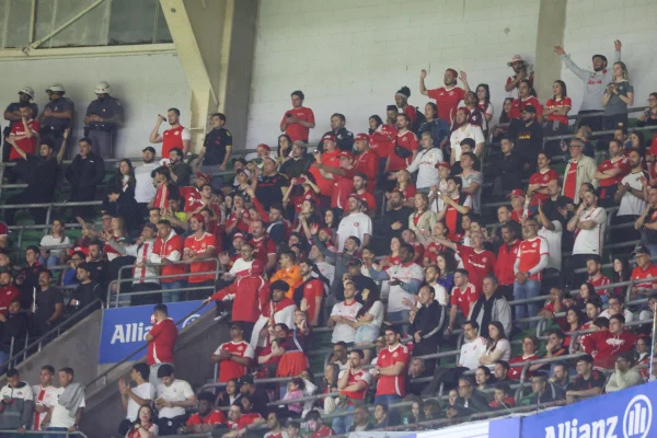 Torcida do internacional presente no setor visitante do Allianz Parque