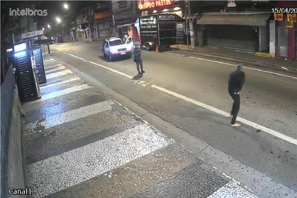 Homem é contido com taser após resistir a abordagem policial na zona leste