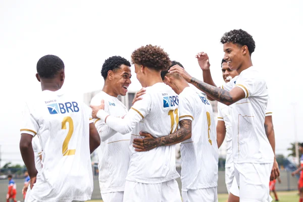 O Samambaia goleou o SESP por 8 x 0 e segue na liderança do Candangão Sub-20 no Distrito Federal