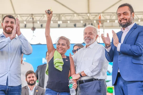 Imagem colorida de Renato Cozzolino, beneficiária do Minha Casa, Minha Vida, Lula e Cláudio Castro