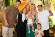 Júlio Cocielo e Tata Estaniecki posam com os filhos e os pais da influenciadora Júlio Cocielo e Tata Estaniecki posam com os filhos e os pais da influenciadora