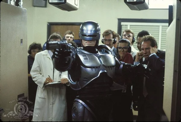 Neill Blomkamp irá dirigir sequência de RoboCop
