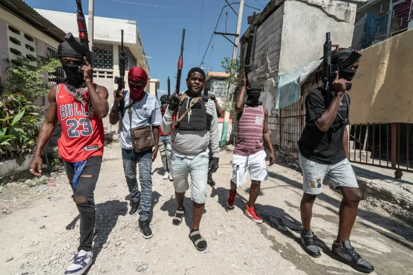 Imagem colorida mostra gangues no Haiti - Metrópoles