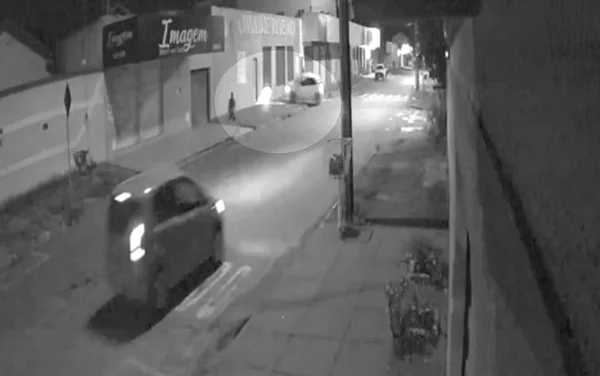 Momento em que homem escapa de ser atropelado por carro desgovernado em Goiânia