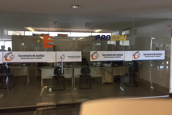 Sem servidores, Procon interrompe atendimento em postos do DF