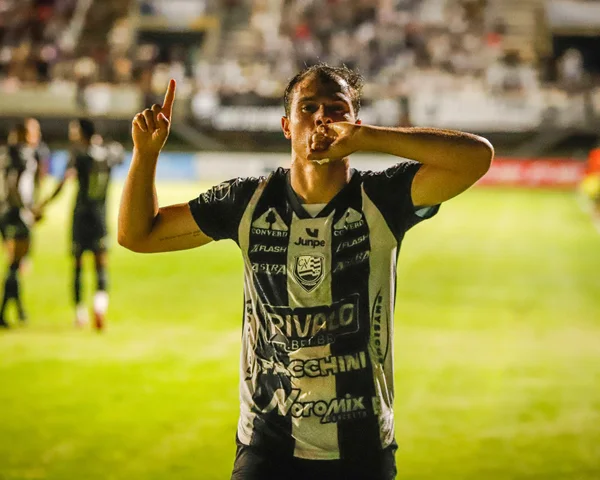 Imagem colorida de atleta do Votuporanguense comemorando gol
