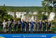 Presidentes e chefes de delegação do Mercosul posam para foto de família
