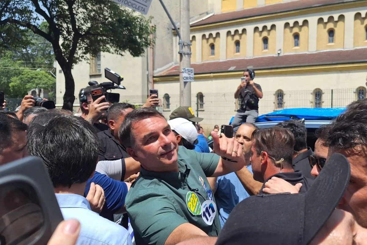 Flávio Bolsonaro visitou rua de comércio popular em São Paulo e Mercado Municipal Flávio Bolsonaro visitou rua de comércio popular em São Paulo e Mercado Municipal