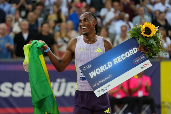 Alison dos Santos bate recorde mundial nos 400m com barreiras