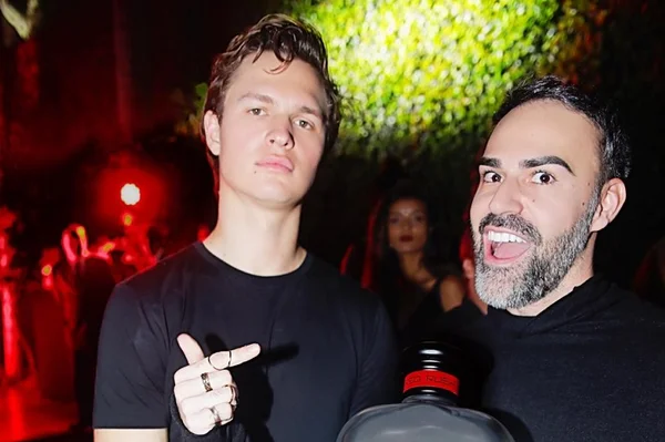 Brasiliense Thiago Malva posa ao lado de Ansel Elgort, em São Paulo