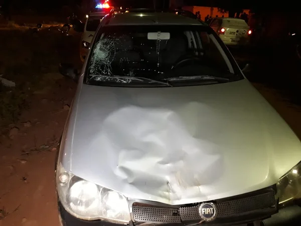 Revoltada com roubo, mulher persegue e atropela casal de assaltantes