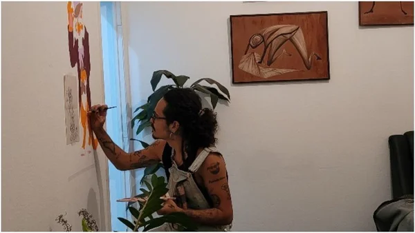O artista visual Flávio Duarte pinta desenhos na casa de desconhecidos em BH - Metrópoles