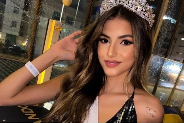 A jovem também competia no Miss Universo Espírito Santo e acabou desclassificada. Na imagem ela usa um coroa - Metrópoles