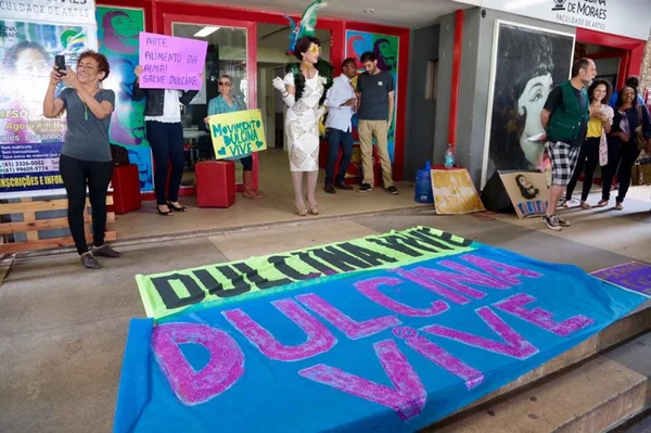 Alunos e artistas protestam contra mudança na diretoria do Dulcina
