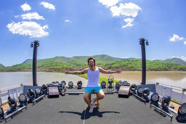 “O palco mais iluminado do planeta” diz Luan Santana sobre live no Pantanal