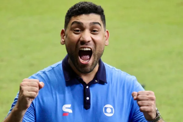 Narrador Rainan Peralva vibrando durante partida de futebol