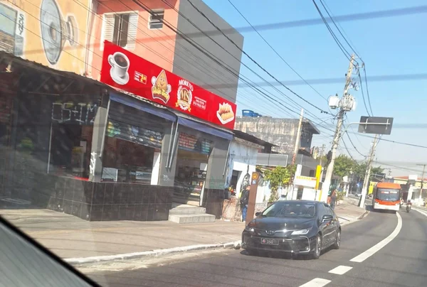Carro oficial da liderança do PSol na Alesp é visto circulando em faixa exclusiva de ônibus, na zona sul de SP, após deixar ato de campanha de Boulos - Metrópoles