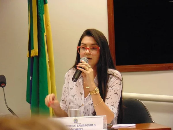 MP: criadora de canal de denúncias contra professores deve pagar multa