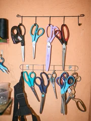 Ateliê do estilista é dividido entre a parte de costura e a parte de pintura Ateliê do estilista é dividido entre a parte de costura e a parte de pintura