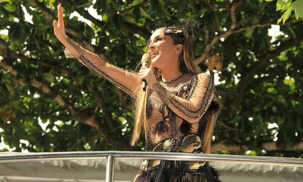 Vestida de piranha, Claudia Leitte comanda trio elétrico em Salvador