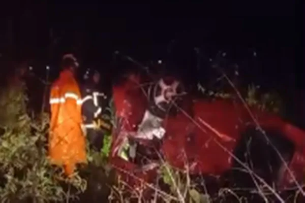 Imagem colorida e acidente de carro - Metrópoles