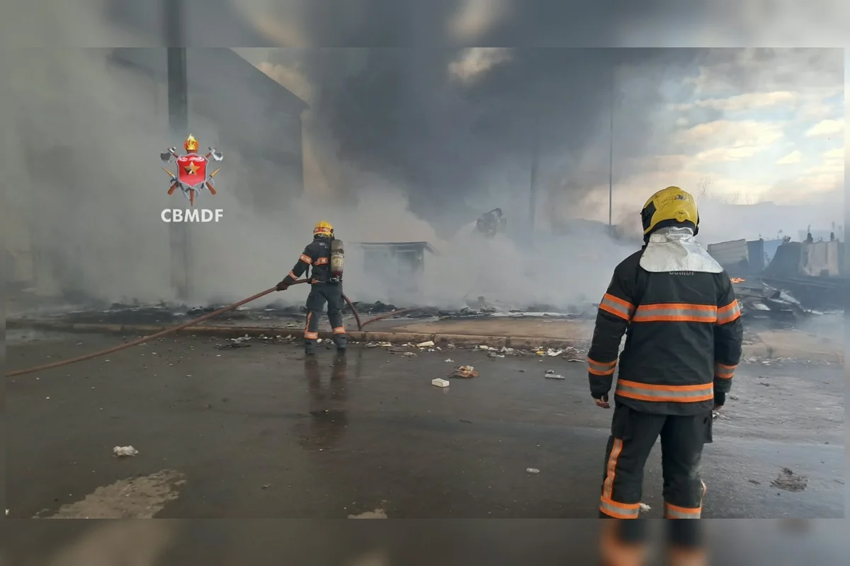 Segundo a corporação, o incêndio já foi controlado, mas ainda há pontos quentes Segundo a corporação, o incêndio já foi controlado, mas ainda há pontos quentes