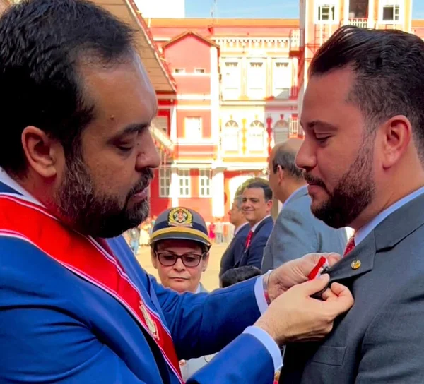 Governador do RJ dá medalha para ex-assessor preso pela PF