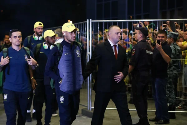 Seleção Brasileira chega a Moscou recebida por multidão e Canarinho