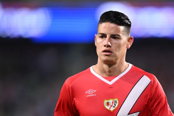 Foto colorida de James Rodriguez, meia colombiano durante passagem pelo Rayo Vallecano - Metrópoles