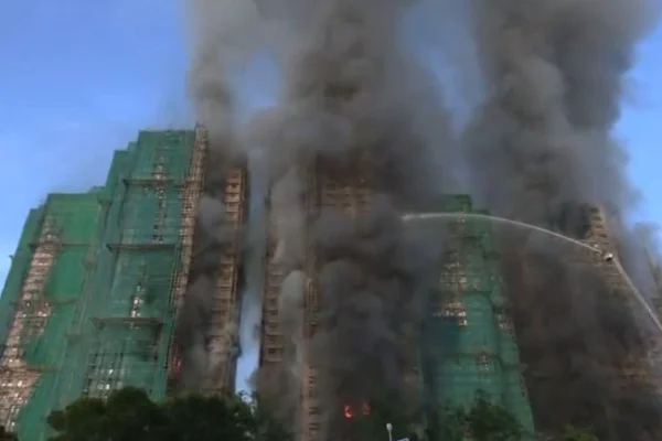 Grande incêndio em prédio residencial de Hong Kong deixa feridos