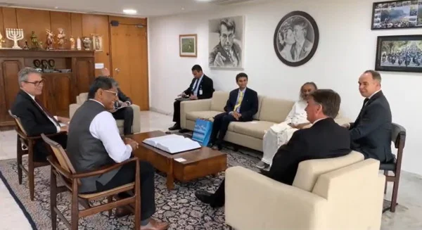 Bolsonaro se encontra com líder espiritual indiano no Planalto
